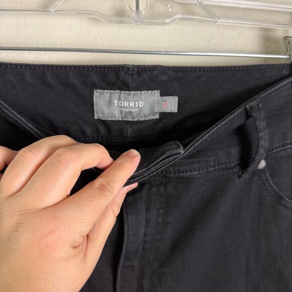 Torrid Black Bermuda Jegging Super Soft High-Rise Short 22 14099019 - Picture 3 of 15